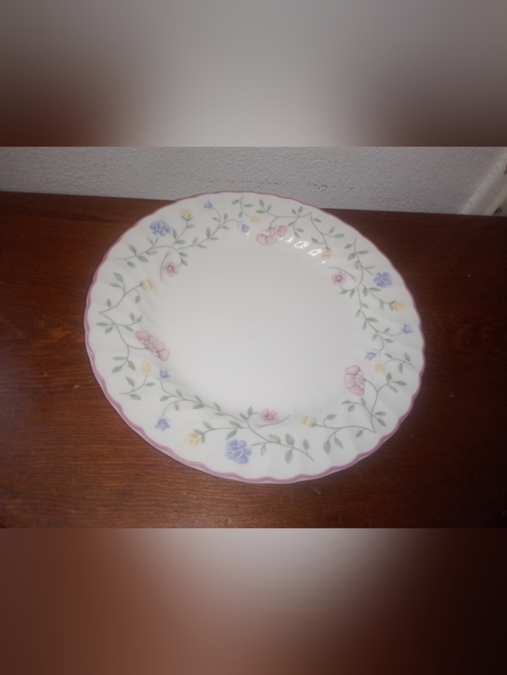 Vintage Johnson Brothers Summer Chintz 8 5/8" Diameter Plate